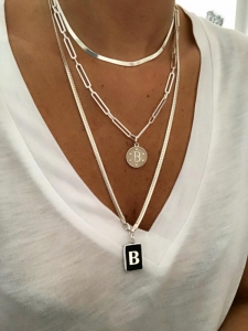 SİYAH TAŞ ÜZERİNE HARF MADALYON KOLYE