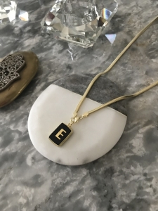 SİYAH TAŞ ÜZERİNE HARF MADALYON KOLYE - Görsel 2