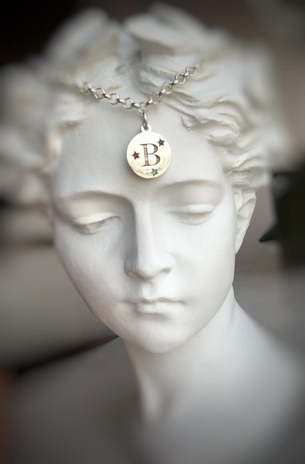 RENKLİ KRİSTAL TAŞ İŞLEMELİ HARF MADALYON KOLYE - Görsel 2