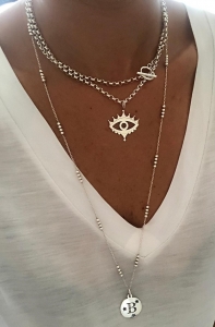 RENKLİ KRİSTAL TAŞ İŞLEMELİ HARF MADALYONLU UZUN ZİNCİR KOLYE