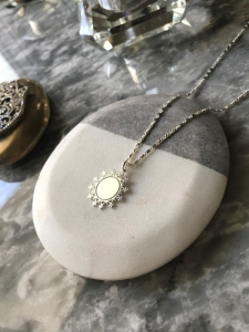 KAR TANESİ MADALYONLU KOLYE - Görsel 2