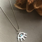 TURKUAZ TAŞ İŞLEMELİ KİRPİKLİ GÖZ MADALYON KOLYE