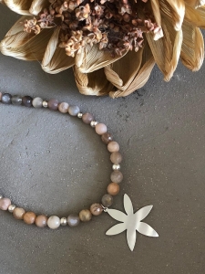 GÜNEŞ TAŞLI ÇİÇEK MADALYON KOLYE - Görsel 2