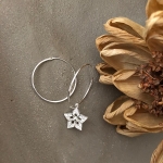 ÇİÇEK MOTİFLİ İNCE HALKA KÜPE