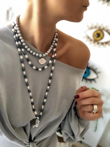 NEFERTİTİ MADALYONLU SİYAH BEYAZ İNCİ KOLYE - Görsel 3