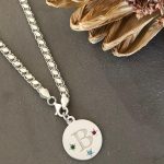 RENKLİ KRİSTAL HARF MADALYON ARPA ZİNCİRLİ KOLYE